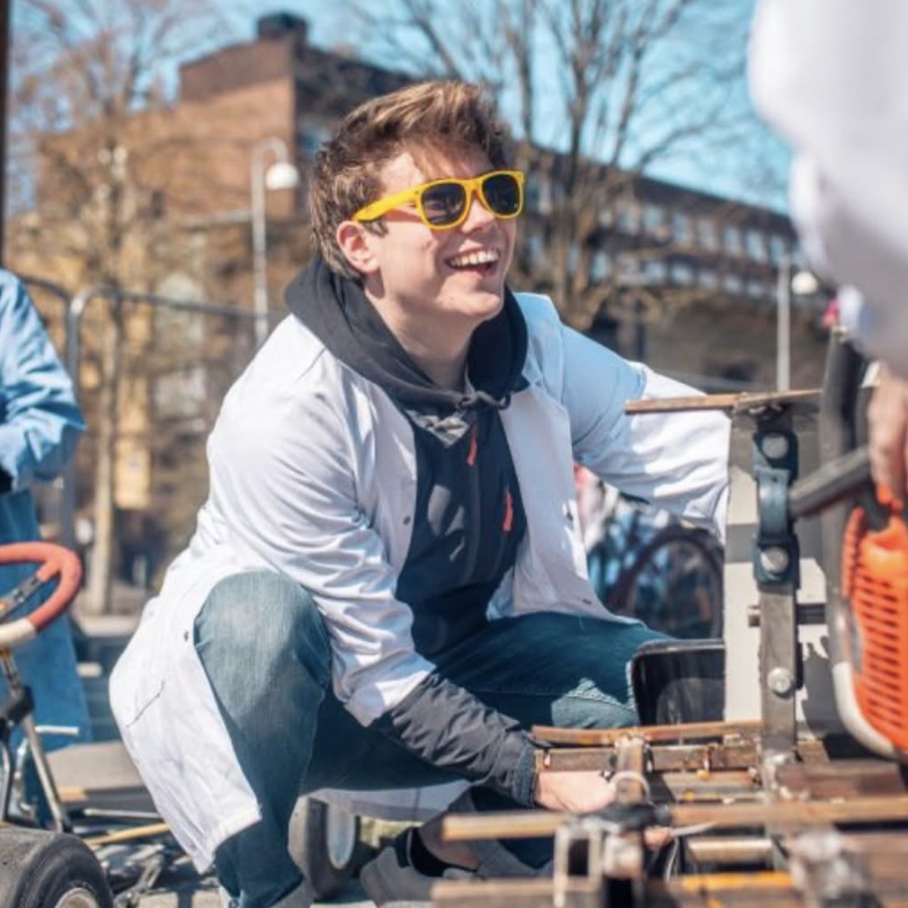 Glad chalmerist med solglasögon Glad chalmerist med solglasögon