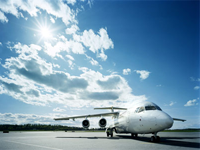 Flygplan som är påväg att lyfta Flygplan som är påväg att lyfta