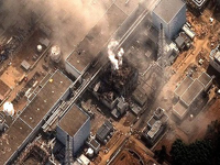Rök från kärnkraftverket i Fukushima efter jordbävning