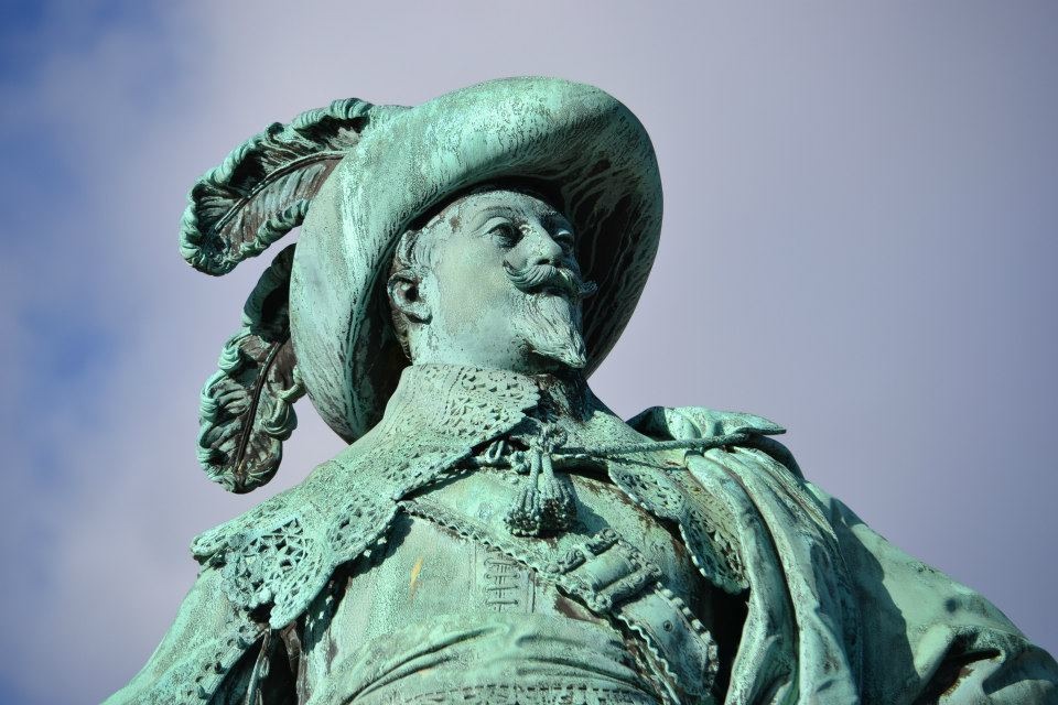Närbild på staty av Gustav II Adolf