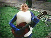 Iprenmannen som spelar gitarr och sjunger Iprenmannen som spelar gitarr och sjunger