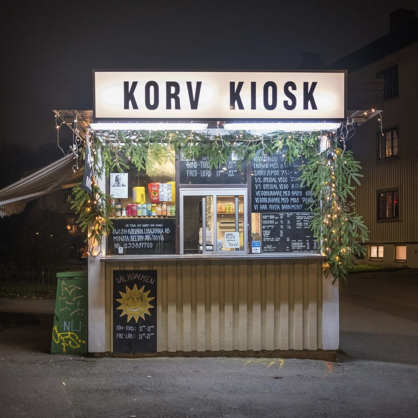 Hus med en skylt som det står "KORVKIOSK" på Hus med en skylt som det står "KORVKIOSK" på
