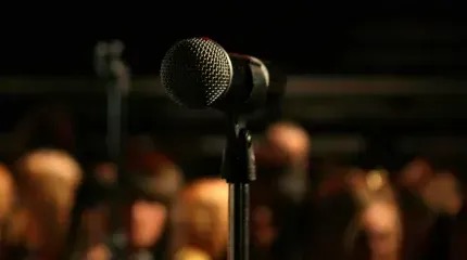 Mikrofon framför suddig publik