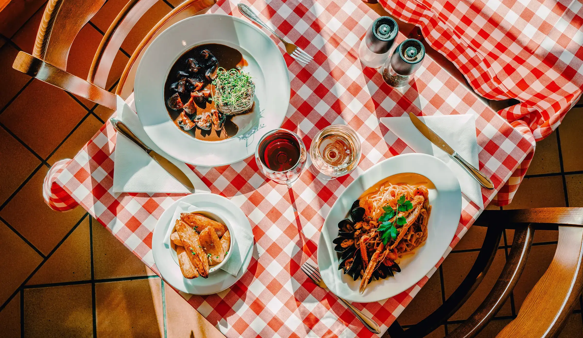 Rutig duk med italienska maträtter