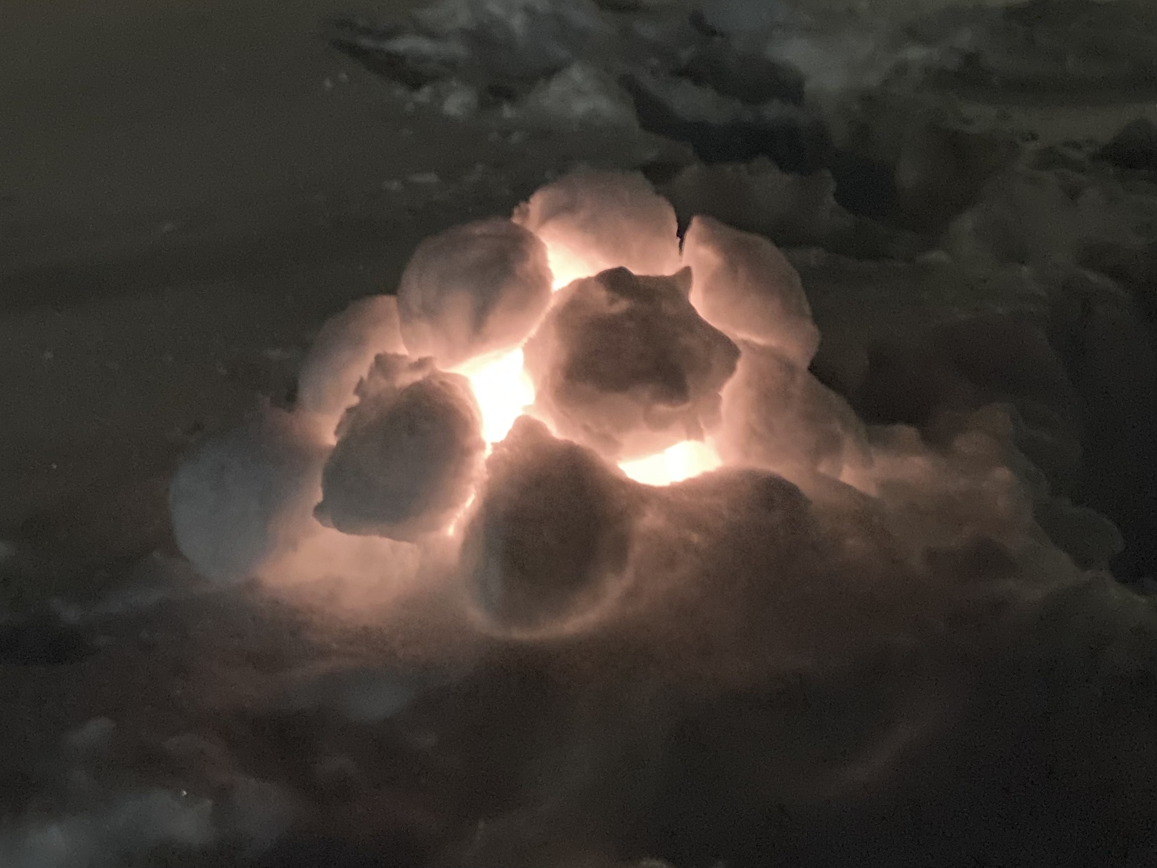 Snölykta som lyser upp i mörkret