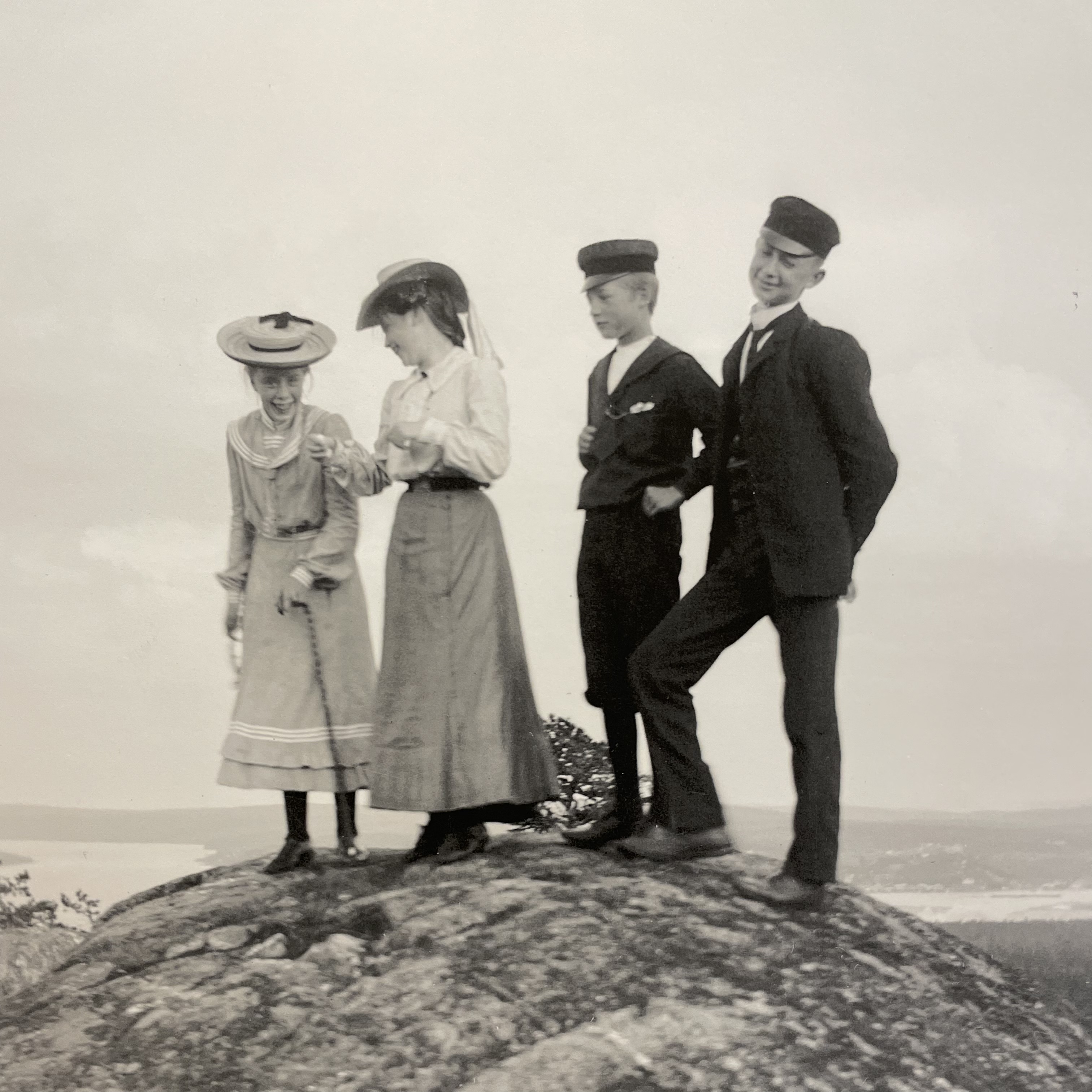 Svartvitt fotografi på fem barn som har bestigit ett berg Svartvitt fotografi på fem barn som har bestigit ett berg