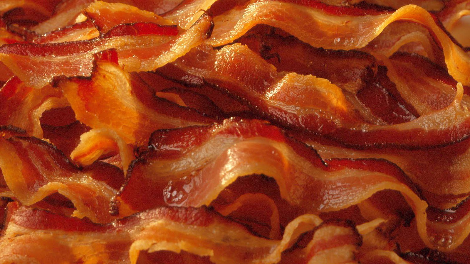 Skivor av knaperstekt bacon Skivor av knaperstekt bacon