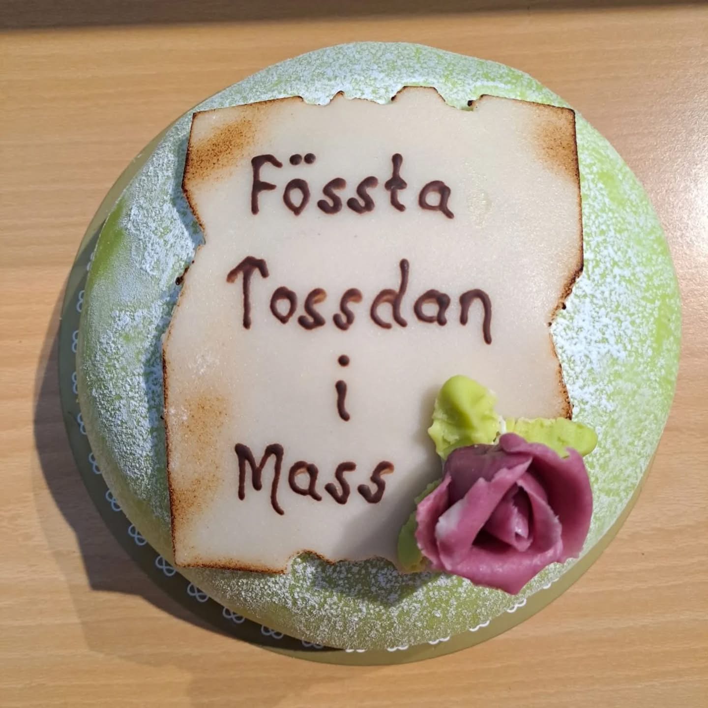 Marsipan-tårta som det står "Fössta Tossdan i Mass" på Marsipan-tårta som det står "Fössta Tossdan i Mass" på