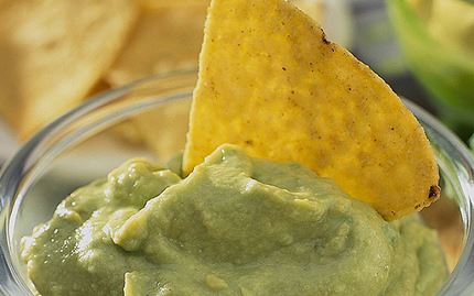 Närbild på nacho i guakamole