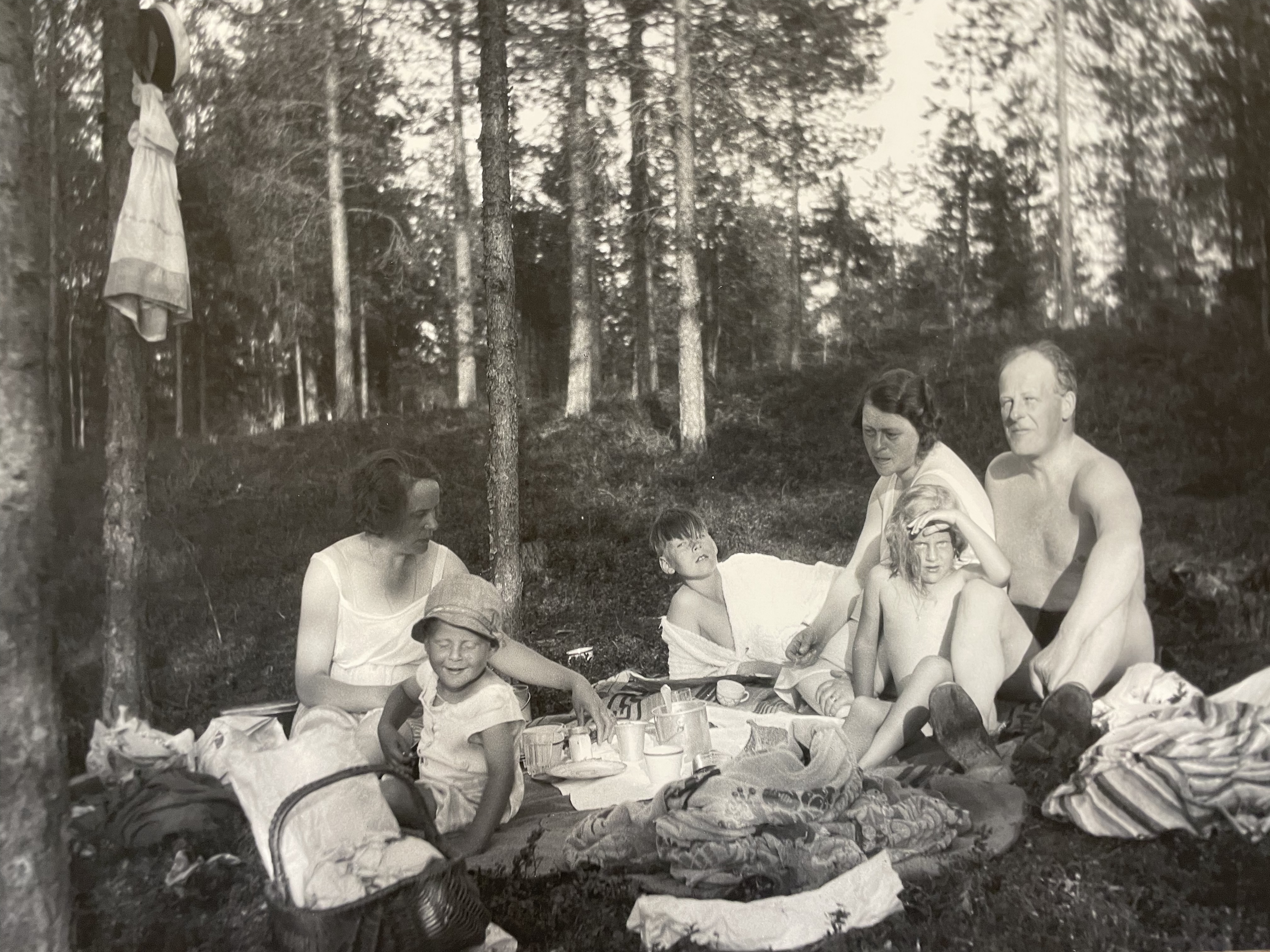 Svartvitt fotografi på familj som har semester i skogen Svartvitt fotografi på familj som har semester i skogen